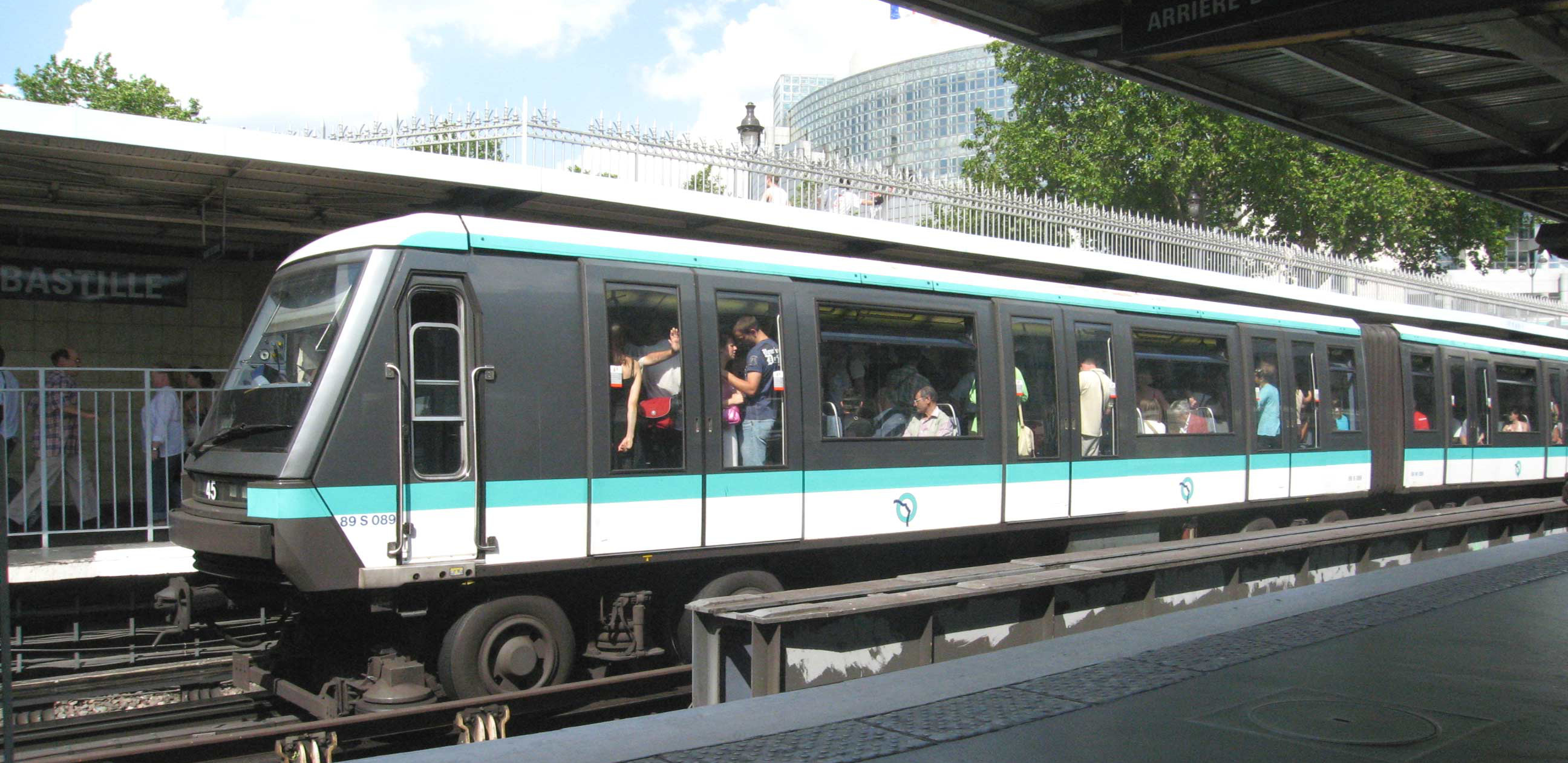 Paris Metro MP89 with Rubber Tires